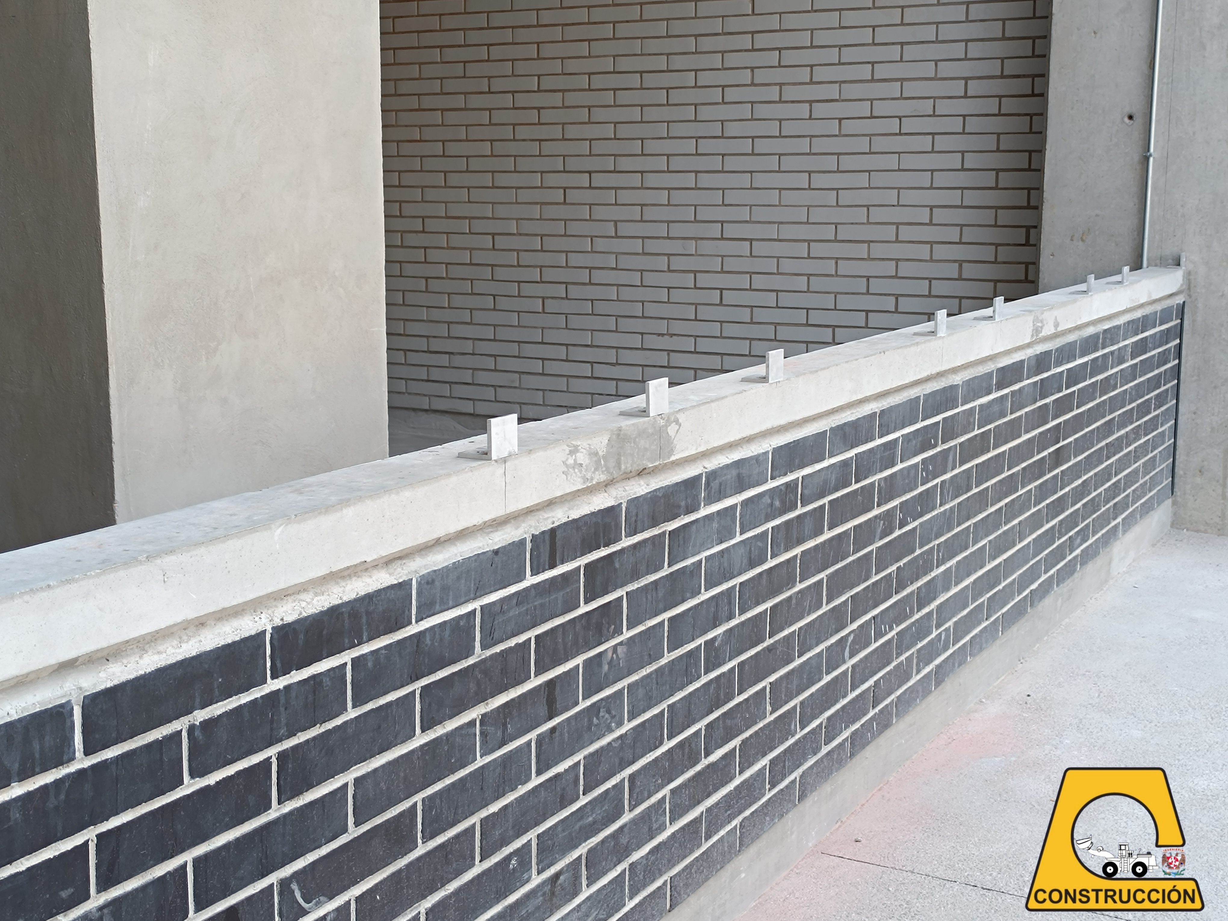 Acabado de muro del exterior del edificio (1).jpg