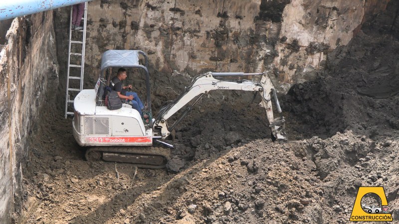 Excavación con retroexcavadora (1).jpg