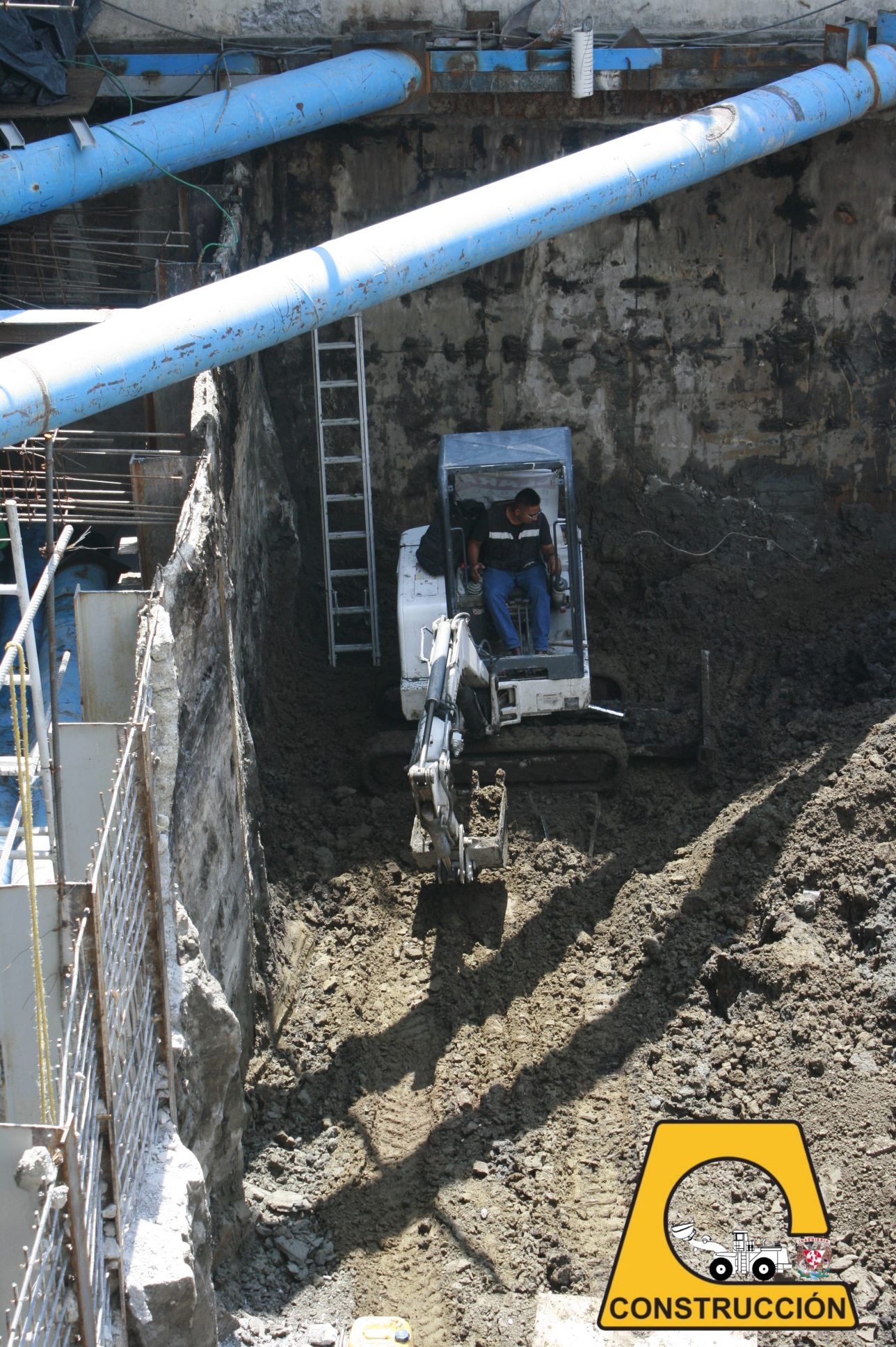 Excavación con retroexcavadora (2).jpg
