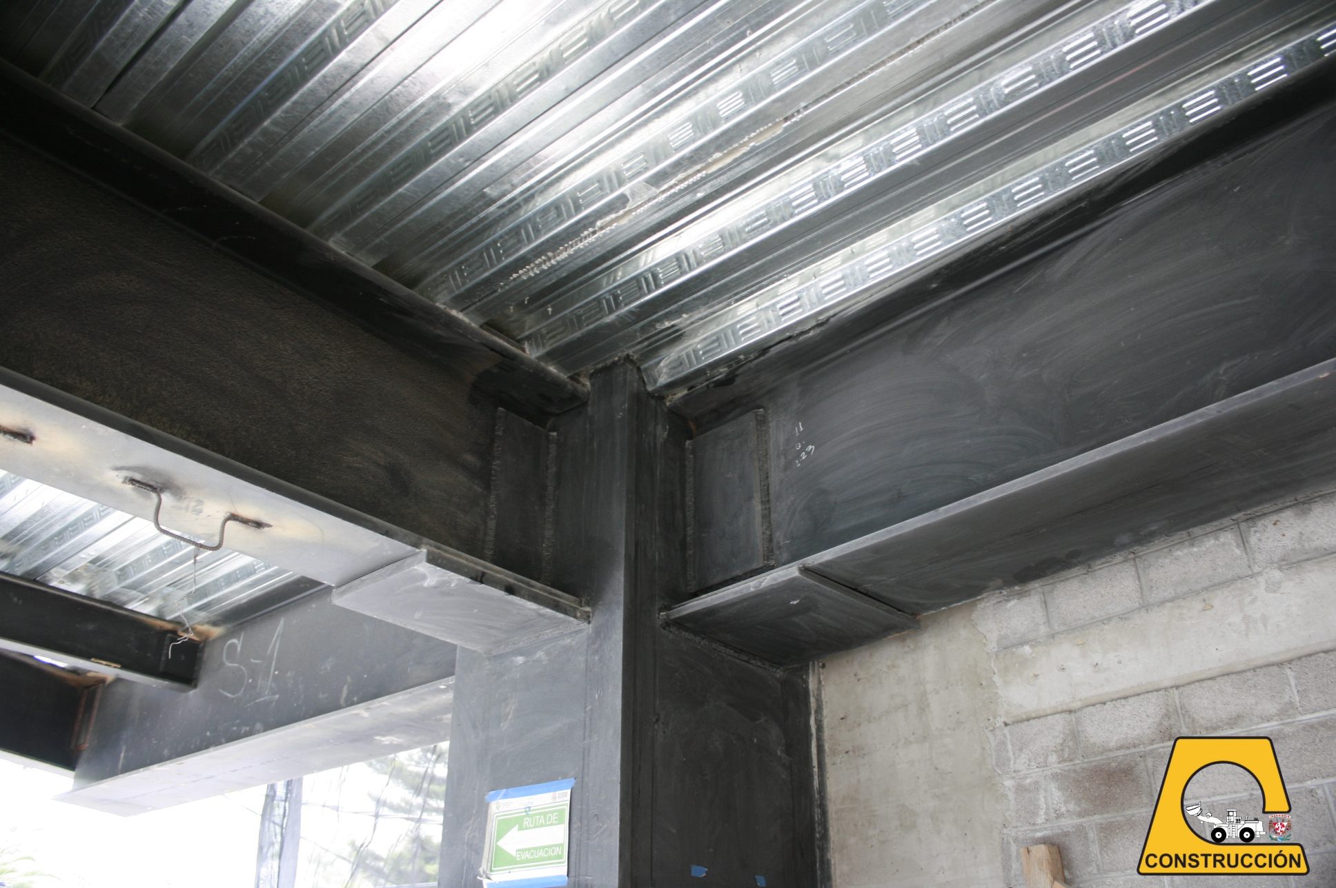 Viga y columna de acero con techo de aluminio (1).jpg