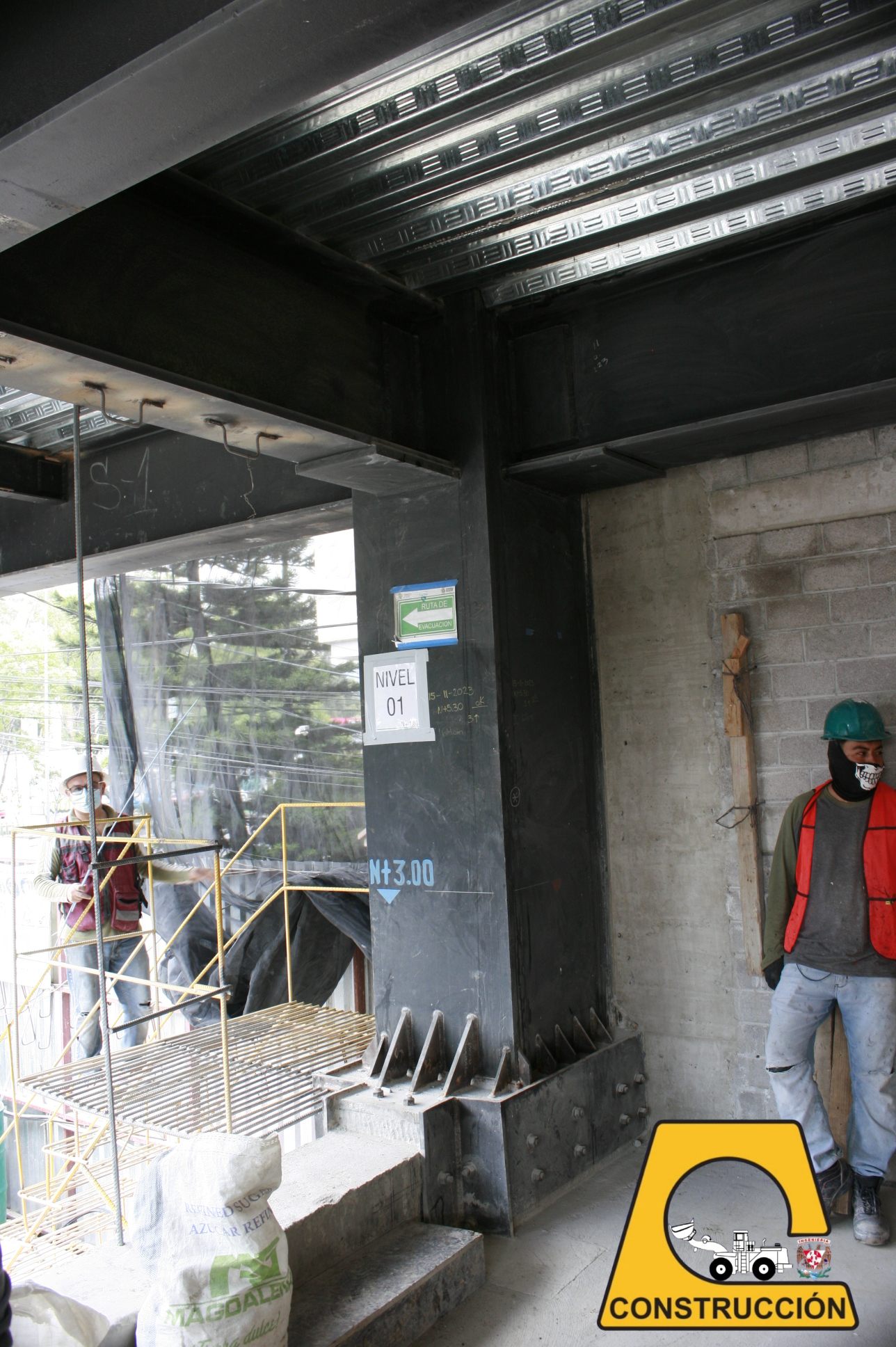 Viga y columna de acero con techo de aluminio (2).jpg